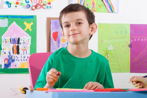 Jongen op kunst lessen op school — Stockfoto