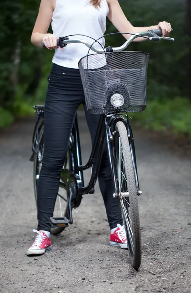 Mulher pronta para viagem de bicicleta — Fotografia de Stock