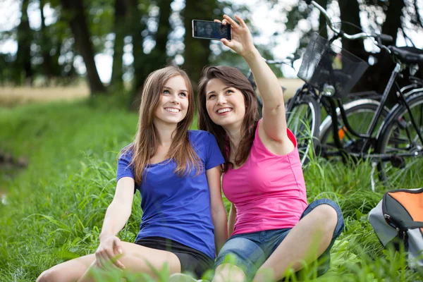 Selfie na zielonej Polanie — Zdjęcie stockowe