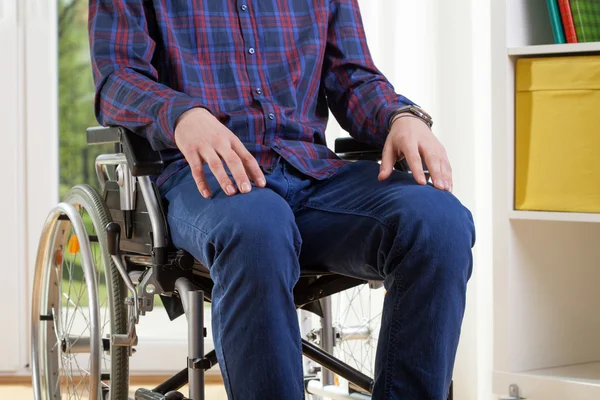 Homme capable en chemise en fauteuil roulant — Photo