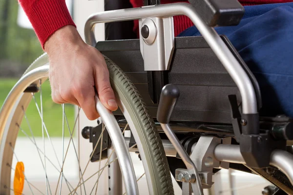 Primo piano sulla sedia a rotelle di disabili in grado — Foto Stock