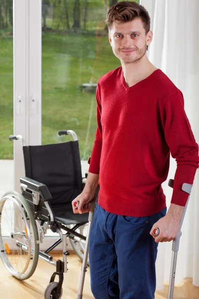 Behinderter Mann im Stehen — Stockfoto
