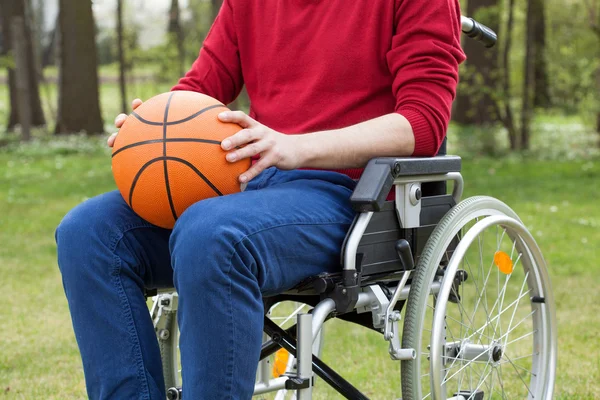 Deficiente segurando uma bola de basquete — Fotografia de Stock