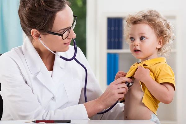 Kvinnliga läkare undersöka lite söt pojke — Stockfoto