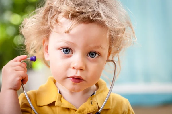 Retrato de un niño lindo con estetoscopio — Foto de Stock