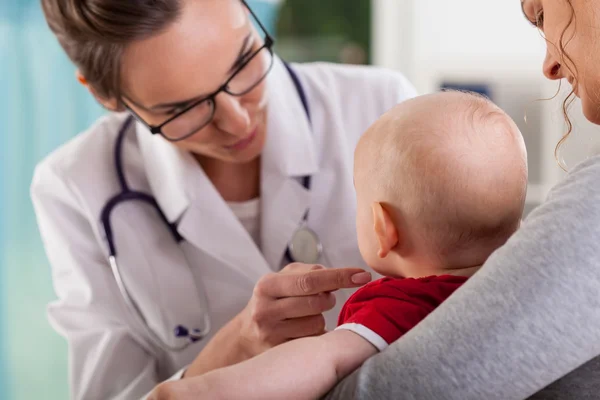 Bébé garçon avec mère au cabinet du médecin — Photo