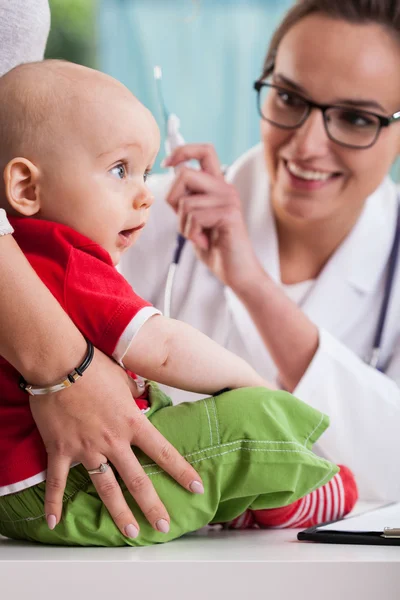 Menino durante o exame médico — Fotografia de Stock