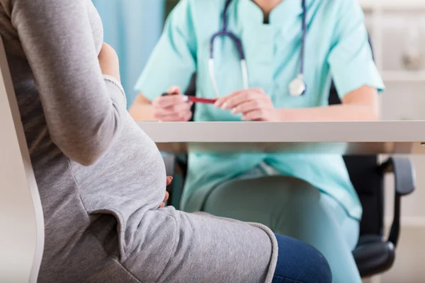 Беременная женщина во время медицинского визита — стоковое фото