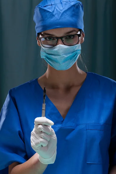 Sebészeti szike gazdaság nő sebész portréja — Stock Fotó