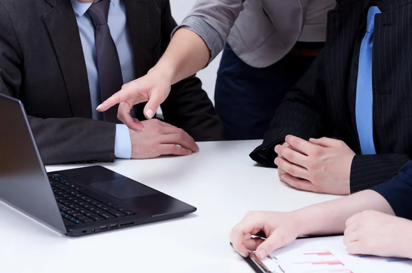 Analyzing computer data on business meeting — Stock Photo, Image