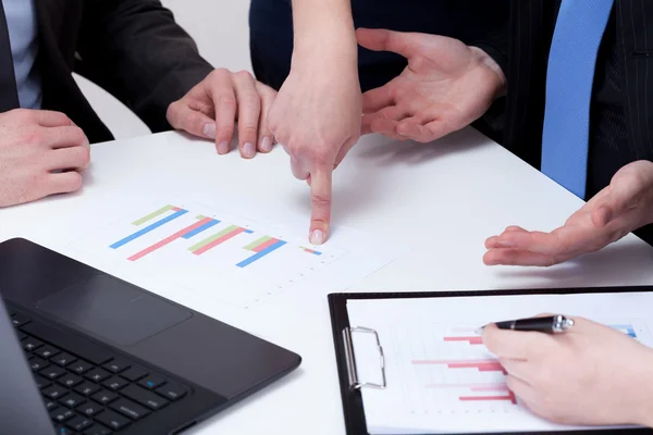 Tonen van financiële verliezen op een vergadering — Stockfoto