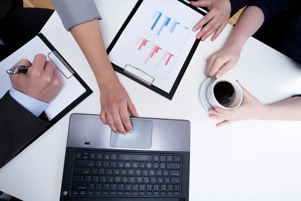 Verwendung des Computers zur Präsentation von Daten — Stockfoto