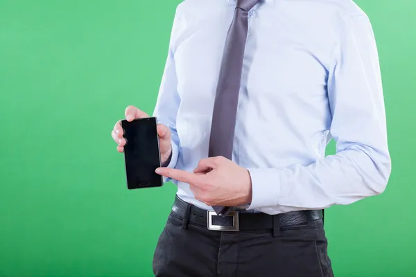 Hombre mostrando datos en el teléfono inteligente — Foto de Stock