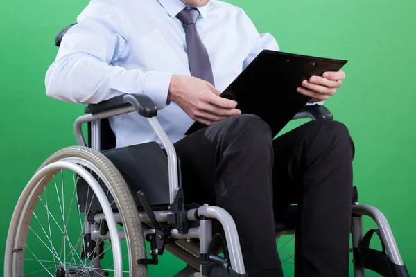 Homme d'affaires handicapé avec documents — Photo