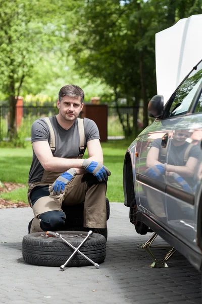 Hombre guapo reparando coche al aire libre —  Fotos de Stock