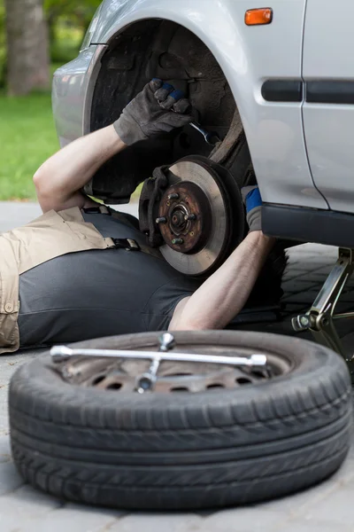 Auto mechanik během práce — Stock fotografie