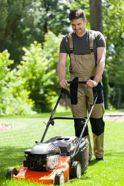 Hombre siega césped — Foto de Stock