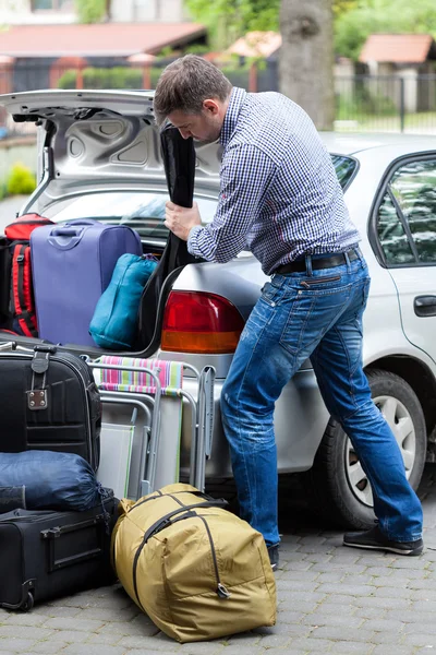 Człowiek pakowania samochód na wakacje — Zdjęcie stockowe