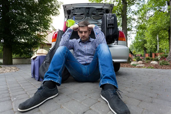 Αναστατωμένος άνθρωπος και αυτοκίνητο γεμάτο αποσκευές τσάντες — Φωτογραφία Αρχείου