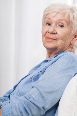 yaşlı, mutlu bir kadın