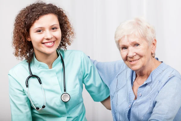 Verpleegkundige zorg over senior dame — Stockfoto