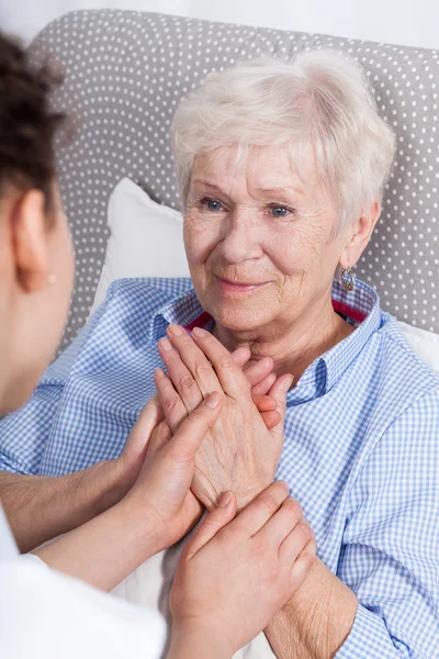 Verpleegkundige geruststellend oudere vrouw — Stockfoto