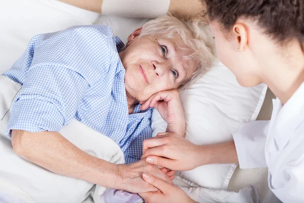 Mujer mayor en la cama — Foto de Stock