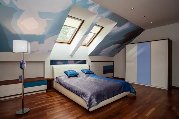 Innenraum des blau-weißen Schlafzimmers — Stockfoto