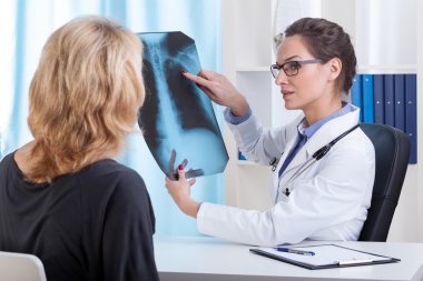 Arts toont borst x-stralen