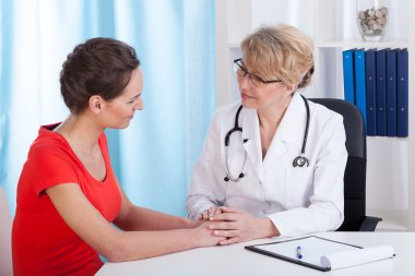 Olgun Bayan Doktor hastaya tavsiye eder.