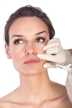 Doktor bir şey ağız içine enjekte eder. 