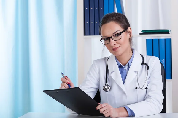 Docteur assis dans le bureau — Photo