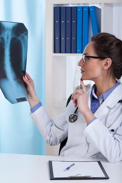 Médico assistindo uma radiografia de tórax no hospital — Fotografia de Stock