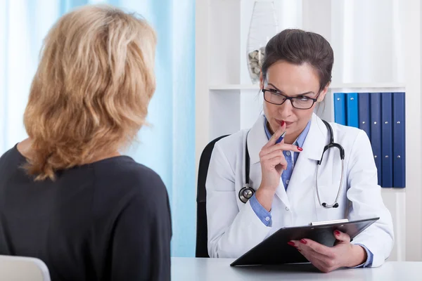 Genç bir doktor hasta ile konuşmak — Stok fotoğraf