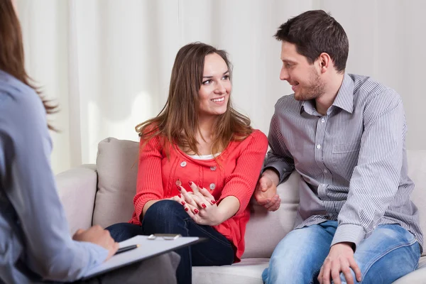 Pareja feliz después de terapia — Foto de Stock