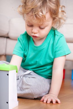 çocuk oyuncakları ile oynarken