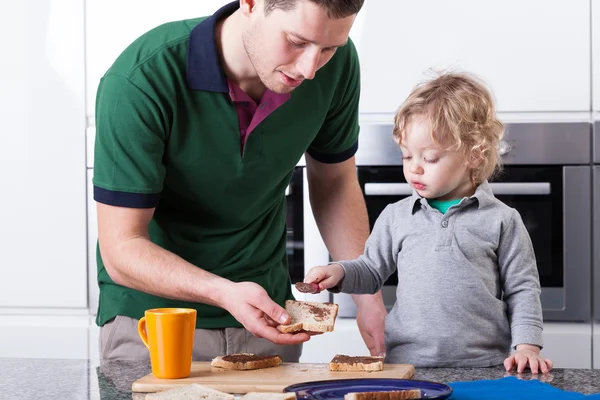 Father and son making breakfast together — Stock Photo, Image
