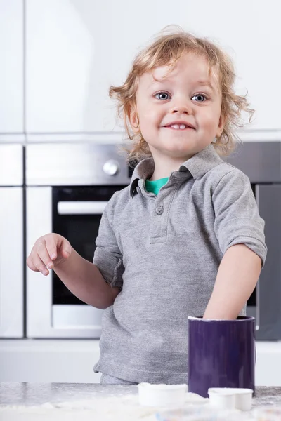 Niño pasando un buen rato — Foto de Stock