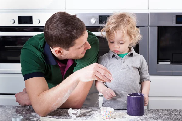 Père et fils cuisinent ensemble — Photo