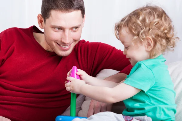 Pai com filho brincando — Fotografia de Stock