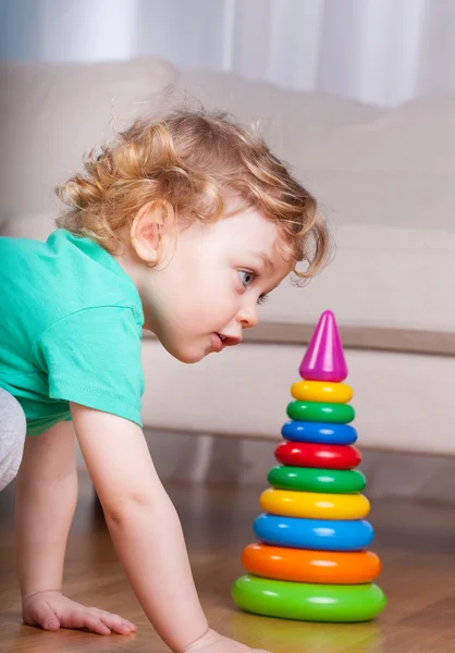 Boy building tower — Stock Photo, Image