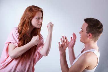 adolescentes lutando entre si