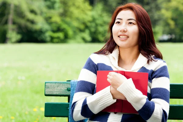 Menina segurando livro — Fotografia de Stock