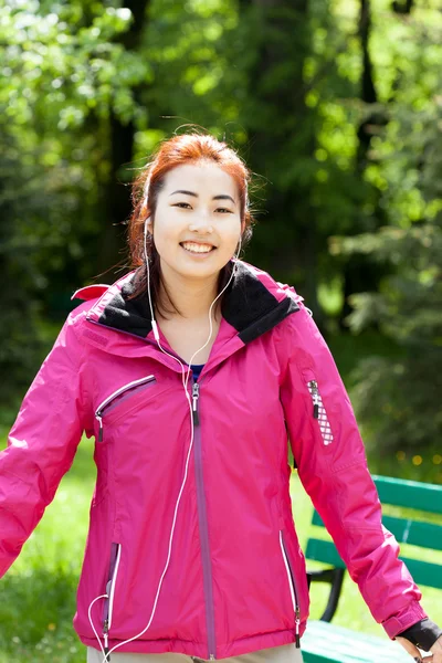 Sporty girl in the park — Stock Photo, Image