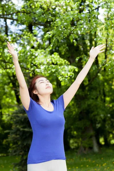 Woman doing exercises — Stock Photo, Image