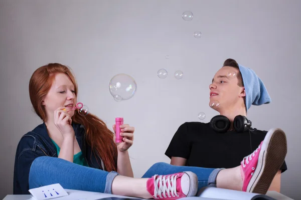 Les adolescents laissent des bulles — Photo