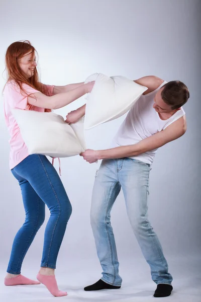 Teenagers fighting with pillows — Stock Photo, Image