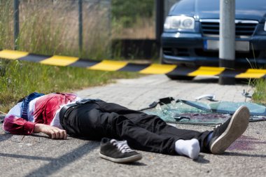 araba kazasında yaralanan adam