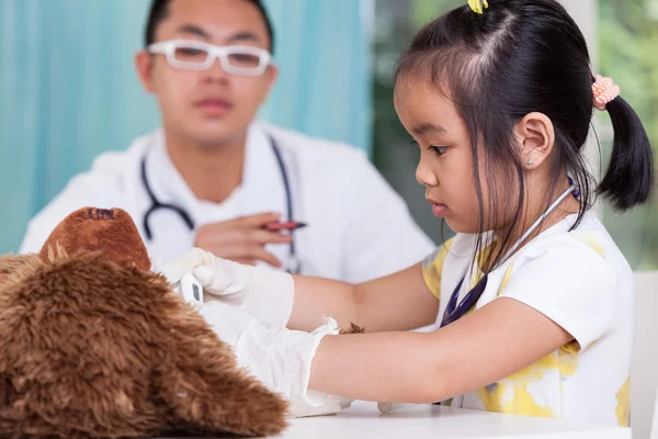 Kız ve onun çocuk doktoru — Stok fotoğraf