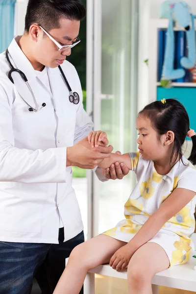 Girl with broken arm — Stock Photo, Image